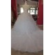 robe de mariée très volumineuse et très longue traine